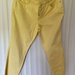 St John skinny leg Pants with zipper front and back pockets. Very good condition